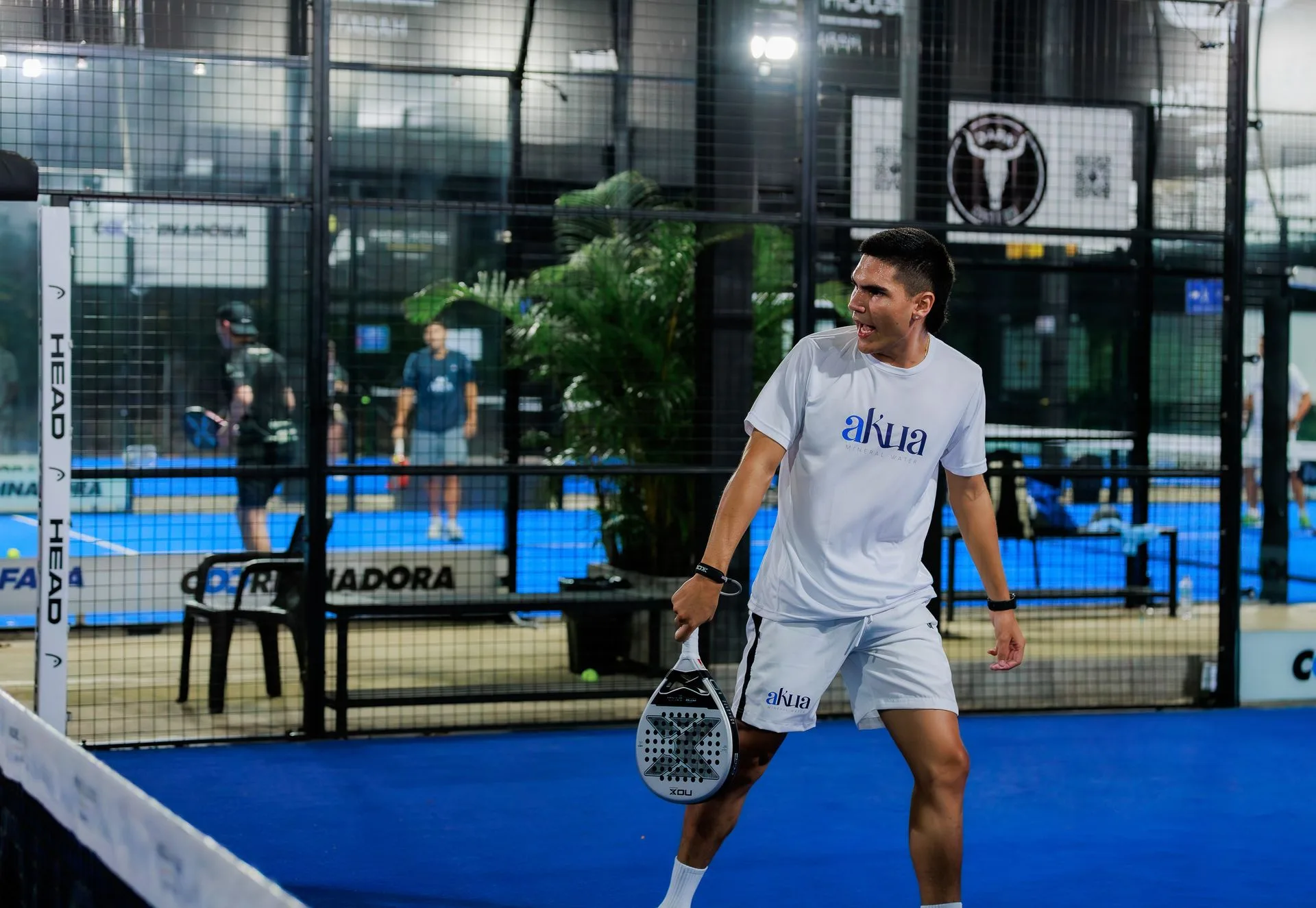 Ilustrasi pertandingan padel untuk SLF lapangan padel