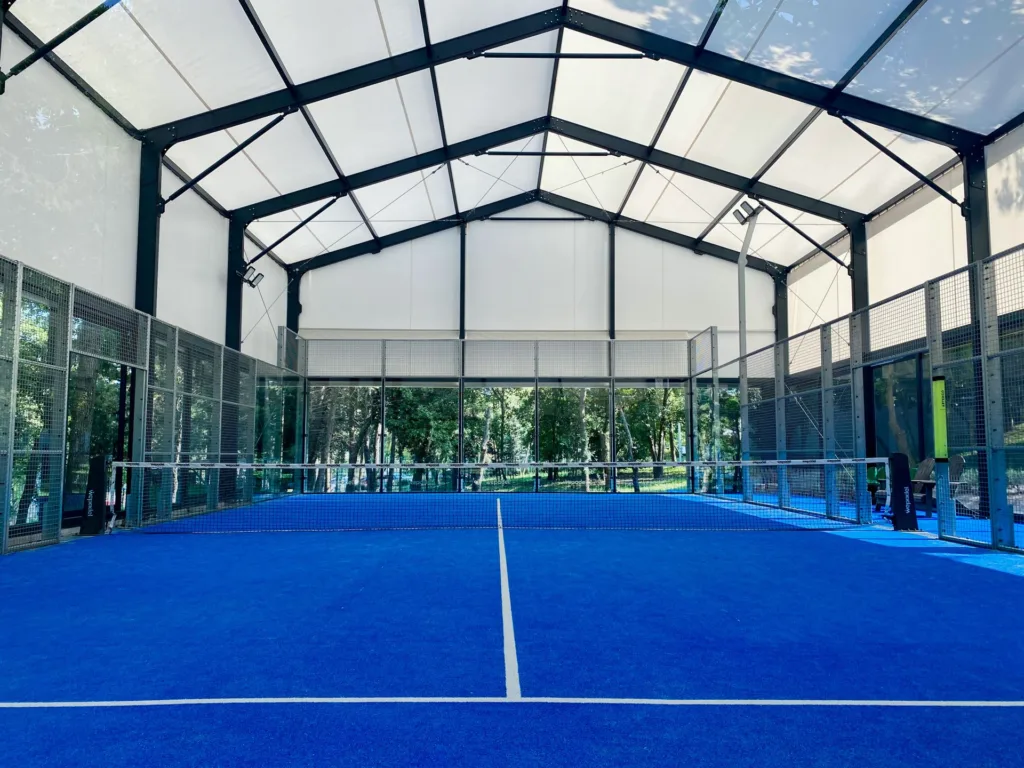 Ilustrasi lapangan padel indoor untuk SLF lapangan padel